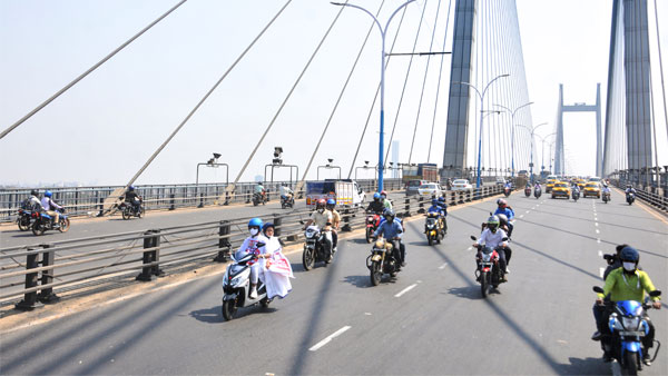 ಪೆಟ್ರೋಲ್, ಡೀಸೆಲ್ ಬೆಲೆ ಏರಿಕೆ ವಿರೋಧಿಸಿ ಎಲೆಕ್ಟ್ರಿಕ್ ಸ್ಕೂಟರಿನಲ್ಲಿ ಸಂಚರಿಸಿದ ಮುಖ್ಯಮಂತ್ರಿ