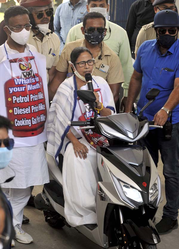 ಪೆಟ್ರೋಲ್, ಡೀಸೆಲ್ ಬೆಲೆ ಏರಿಕೆ ವಿರೋಧಿಸಿ ಎಲೆಕ್ಟ್ರಿಕ್ ಸ್ಕೂಟರಿನಲ್ಲಿ ಸಂಚರಿಸಿದ ಮುಖ್ಯಮಂತ್ರಿ