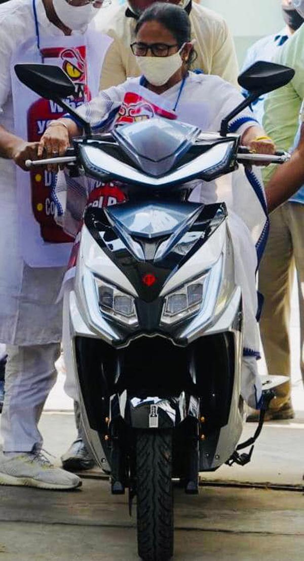 ಪೆಟ್ರೋಲ್, ಡೀಸೆಲ್ ಬೆಲೆ ಏರಿಕೆ ವಿರೋಧಿಸಿ ಎಲೆಕ್ಟ್ರಿಕ್ ಸ್ಕೂಟರಿನಲ್ಲಿ ಸಂಚರಿಸಿದ ಮುಖ್ಯಮಂತ್ರಿ