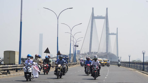 ಪೆಟ್ರೋಲ್, ಡೀಸೆಲ್ ಬೆಲೆ ಏರಿಕೆ ವಿರೋಧಿಸಿ ಎಲೆಕ್ಟ್ರಿಕ್ ಸ್ಕೂಟರಿನಲ್ಲಿ ಸಂಚರಿಸಿದ ಮುಖ್ಯಮಂತ್ರಿ