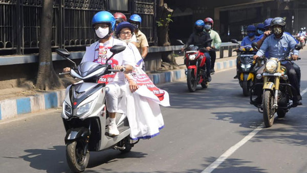 ಪೆಟ್ರೋಲ್, ಡೀಸೆಲ್ ಬೆಲೆ ಏರಿಕೆ ವಿರೋಧಿಸಿ ಎಲೆಕ್ಟ್ರಿಕ್ ಸ್ಕೂಟರಿನಲ್ಲಿ ಸಂಚರಿಸಿದ ಮುಖ್ಯಮಂತ್ರಿ