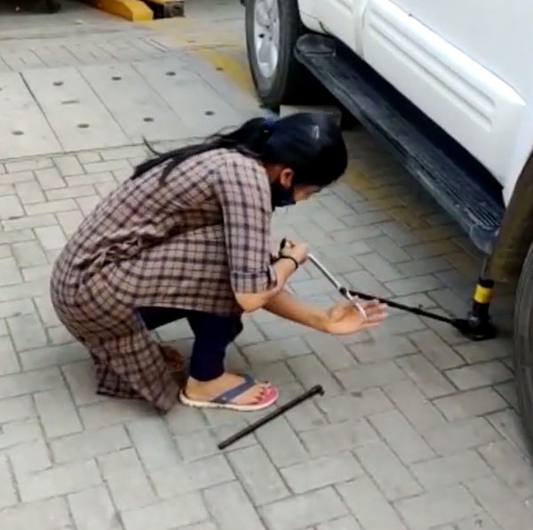 ಕಾರಿನ ಟೈರ್ ಬದಲಿಸಿ ಗಮನ ಸೆಳೆದ ಮೈಸೂರು ಡಿಸಿ ರೋಹಿಣಿ ಸಿಂಧೂರಿ 