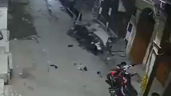 ತನ್ನಷ್ಟಕ್ಕೆ ತಾನೇ ಚಲಿಸಿ ನೆಲಕ್ಕುರುಳಿದ ಬೈಕ್, ನೋಡುಗರಲ್ಲಿ ಅಚ್ಚರಿಯುಂಟು ಮಾಡಿದ ವೀಡಿಯೊ