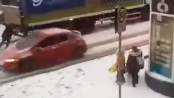 ಹಿಮಪಾತದಲ್ಲಿ ಸಿಲುಕಿದ್ದ ಟ್ರಕ್‌ ಮುಂದೆ ಸಾಗಲು ನೆರವಾದ ಸೂಪರ್ ವುಮೆನ್