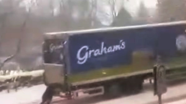 ಹಿಮಪಾತದಲ್ಲಿ ಸಿಲುಕಿದ್ದ ಟ್ರಕ್‌ ಮುಂದೆ ಸಾಗಲು ನೆರವಾದ ಸೂಪರ್ ವುಮೆನ್