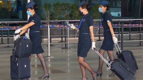 ಫ್ಲೈಟ್ ಅಟೆಂಡೆಂಟ್‌ಗಳು ಕೈಯನ್ನು ಹಿಂದೆ ಮಡಚುವ ಹಿಂದಿದೆ ಈ ಕಾರಣ