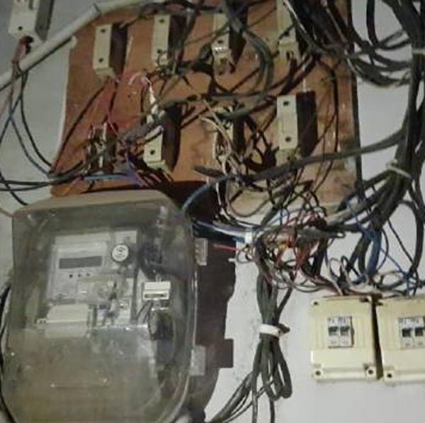 ದಂಡ ವಿಧಿಸಿದ ಪೊಲೀಸ್ ಠಾಣೆಯ ವಿದ್ಯುತ್ ಸಂಪರ್ಕ ಕಡಿತಗೊಳಿಸಿದ ಎಲೆಕ್ಟ್ರಿಕ್ ಬೋರ್ಡ್ ಉದ್ಯೋಗಿ