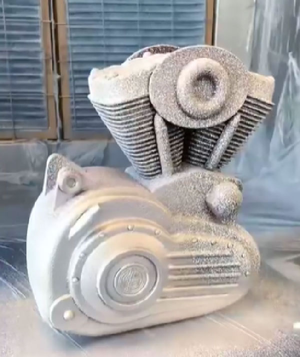 ಚಾಕೊಲೇಟ್‌ನಿಂದ ತಯಾರಾದ ಕ್ರೂಸರ್ ಮಾದರಿಯ ಬೈಕ್