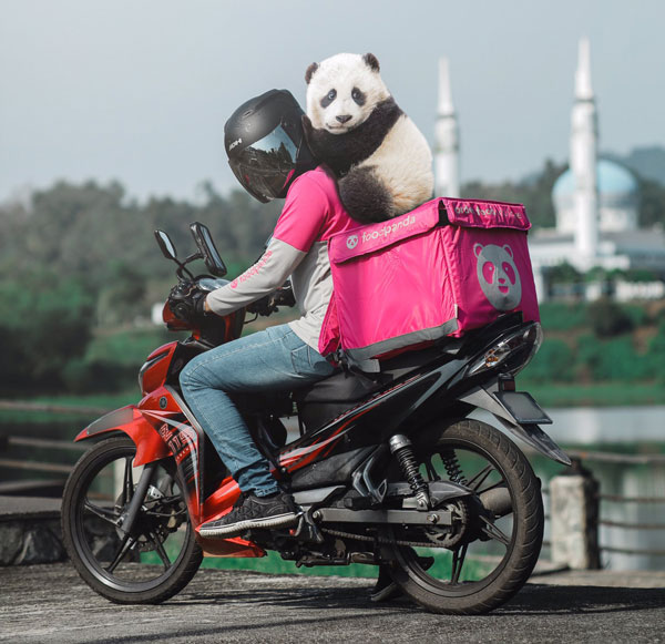 ಮುದ್ದಿನ ಪಾಂಡಾದೊಂದಿಗೆ ಕೆಲಸದ ಕೊನೆಯ ದಿನವನ್ನು ಸ್ಮರಣೀಯವಾಗಿಸಿಕೊಂಡ ಡೆಲಿವರಿ ಬಾಯ್