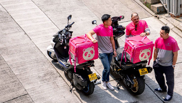 ಮುದ್ದಿನ ಪಾಂಡಾದೊಂದಿಗೆ ಕೆಲಸದ ಕೊನೆಯ ದಿನವನ್ನು ಸ್ಮರಣೀಯವಾಗಿಸಿಕೊಂಡ ಡೆಲಿವರಿ ಬಾಯ್