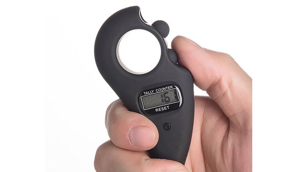 ಫ್ಲೈಟ್ ಅಟೆಂಡೆಂಟ್‌ಗಳು ಕೈಯನ್ನು ಹಿಂದೆ ಮಡಚುವ ಹಿಂದಿದೆ ಈ ಕಾರಣ