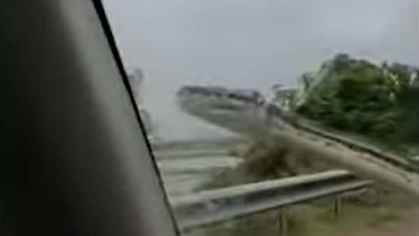 ಜಾಲಿ ರೈಡ್ ಹೋಗುತ್ತಿದ್ದ ದಂಪತಿಗಳ ಕಾರಿನ ಮೇಲೆ ಬಂದ ಅನಿರೀಕ್ಷಿತ ಅತಿಥಿ ಜಾಲಿ ರೈಡ್ ಹೋಗುತ್ತಿದ್ದ ದಂಪತಿಗಳ ಕಾರಿನ ಮೇಲೆ ಬಂದ ಅನಿರೀಕ್ಷಿತ ಅತಿಥಿ