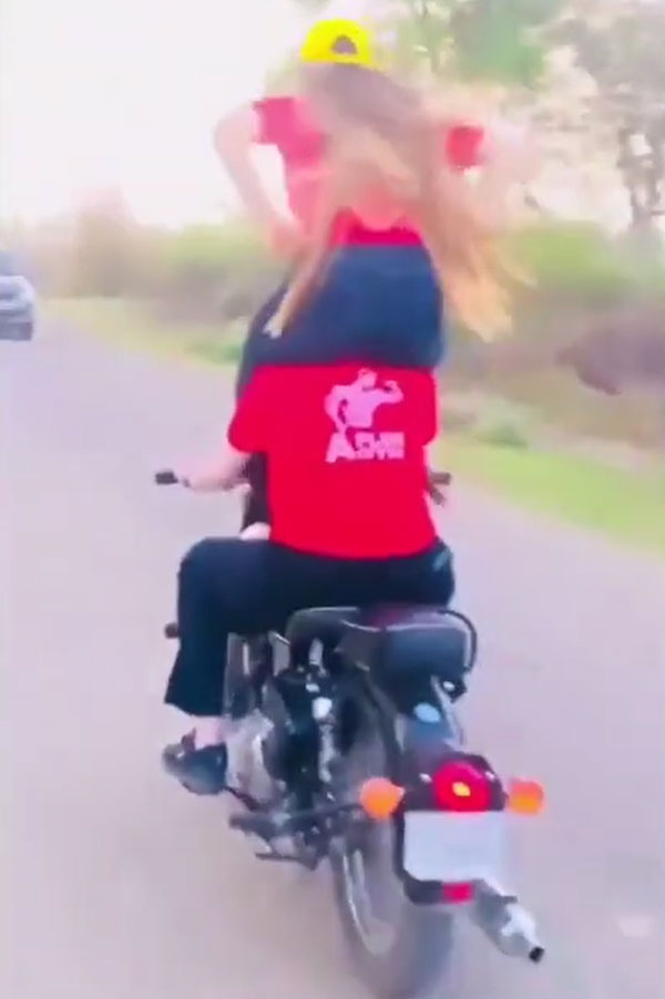 ಒಬ್ಬರ ಮೇಲೆ ಒಬ್ಬರು ಕುಳಿತು ಅಪಾಯಕಾರಿ ಬೈಕ್ ಸ್ಟಂಟ್ ಮಾಡಿದ ಮಹಿಳೆಯರು