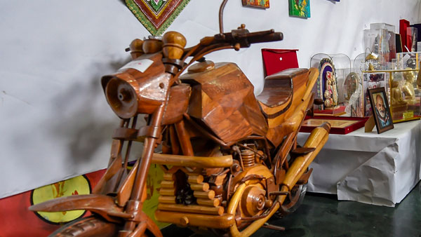 ಕಾರಿನ ಗೇರ್ ಬದಲಿಸಿ ಅಪಘಾತಕ್ಕೆ ಕಾರಣವಾದ ಸಾಕು ನಾಯಿ