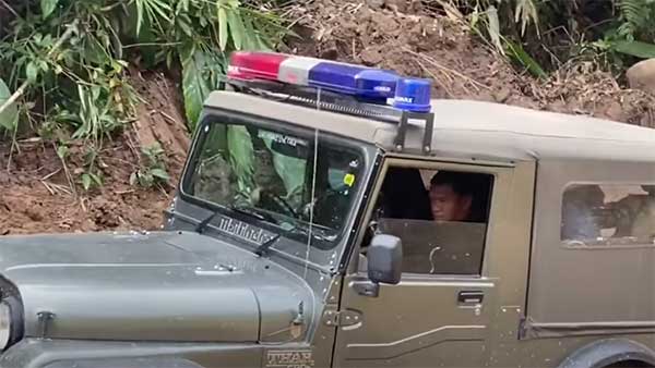 ಗಡಿಭಾಗದ ರಸ್ತೆ ಕಾಮಗಾರಿ ವೀಕ್ಷಿಸಲು ಆಫ್ ರೋಡ್ ಮೂಲಕ ಪ್ರಯಾಣ ಬೆಳೆಸಿದ ಮುಖ್ಯಮಂತ್ರಿ