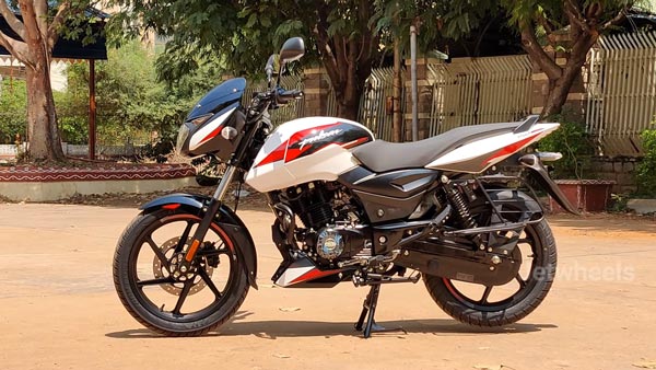 ಹೊಸ ಬಣ್ಣದ ಆಯ್ಕೆಯಲ್ಲಿ ಡೀಲರ್ ಬಳಿ ಕಾಣಿಸಿಕೊಂಡ ಬಜಾಜ್ ಪಲ್ಸರ್ 150 ಬೈಕ್