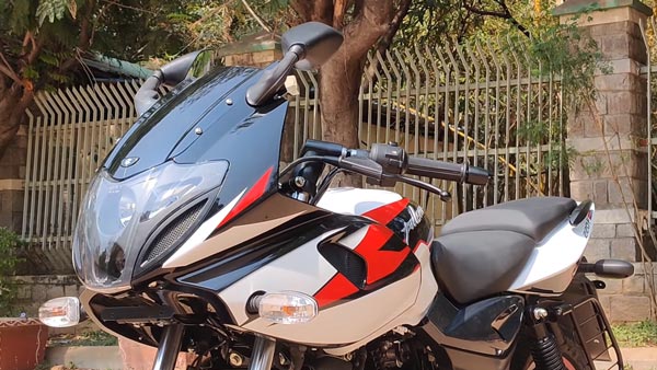 ಹೊಸ ಬಣ್ಣಗಳ ಆಯ್ಕೆಯಲ್ಲಿ ಡೀಲರ್ ಬಳಿ ಕಾಣಿಸಿಕೊಂಡ ಬಜಾಜ್ ಪಲ್ಸರ್ 220ಎಫ್ ಬೈಕ್