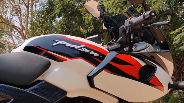 ಹೊಸ ಬಣ್ಣಗಳ ಆಯ್ಕೆಯಲ್ಲಿ ಡೀಲರ್ ಬಳಿ ಕಾಣಿಸಿಕೊಂಡ ಬಜಾಜ್ ಪಲ್ಸರ್ 220ಎಫ್ ಬೈಕ್