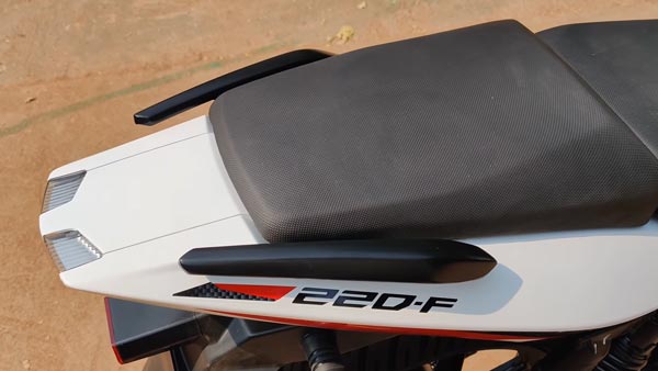 ಹೊಸ ಬಣ್ಣಗಳ ಆಯ್ಕೆಯಲ್ಲಿ ಡೀಲರ್ ಬಳಿ ಕಾಣಿಸಿಕೊಂಡ ಬಜಾಜ್ ಪಲ್ಸರ್ 220ಎಫ್ ಬೈಕ್