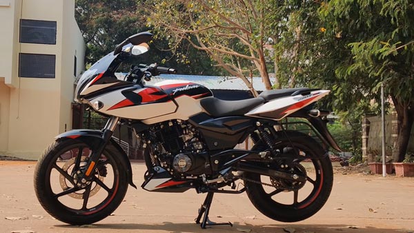 ಹೊಸ ಬಣ್ಣಗಳ ಆಯ್ಕೆಯಲ್ಲಿ ಡೀಲರ್ ಬಳಿ ಕಾಣಿಸಿಕೊಂಡ ಬಜಾಜ್ ಪಲ್ಸರ್ 220ಎಫ್ ಬೈಕ್