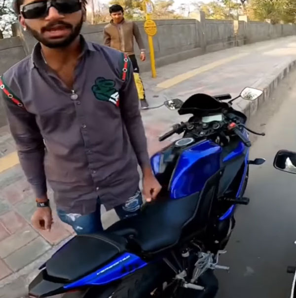 ಗೆಳತಿ ಮುಂದೆ ಬಿಲ್ಡಪ್ ಕೊಡಲು ಹೋಗಿ ಕೊನೆಗೆ ಕ್ಷಮೆಯಾಚಿಸಿದ ಆರ್ 15 ಬೈಕ್ ಸವಾರ