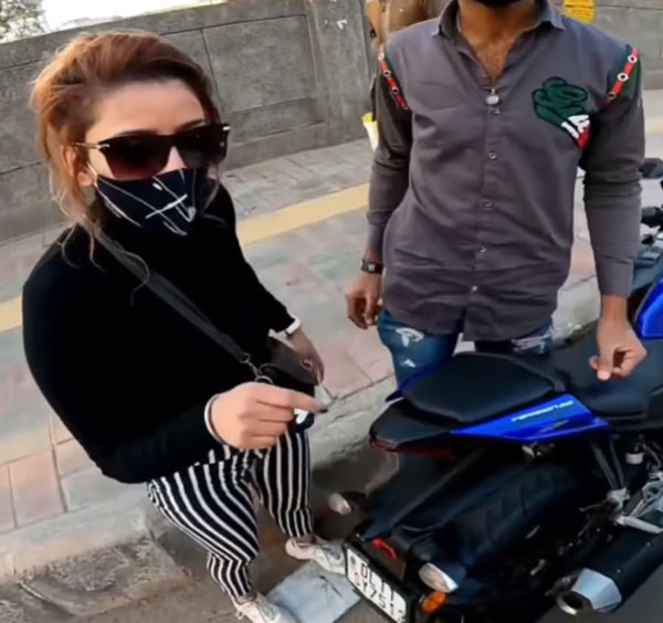 ಗೆಳತಿ ಮುಂದೆ ಬಿಲ್ಡಪ್ ಕೊಡಲು ಹೋಗಿ ಕೊನೆಗೆ ಕ್ಷಮೆಯಾಚಿಸಿದ ಆರ್ 15 ಬೈಕ್ ಸವಾರ