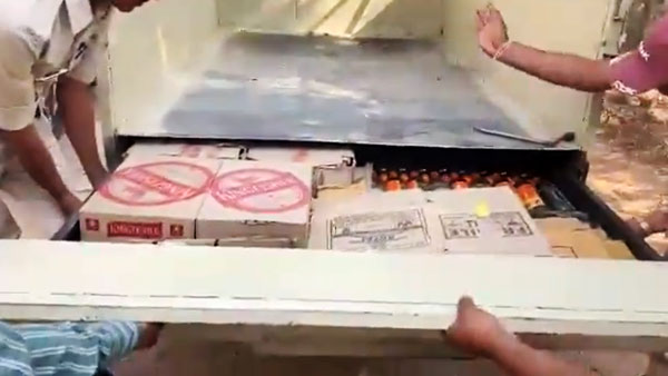 ಗುಪ್ತವಾಗಿ ಸಾಗುತ್ತಿದ್ದ ಅಕ್ರಮ ಮದ್ಯ ಪತ್ತೆ ಹಚ್ಚಿದ ಪೊಲೀಸರು