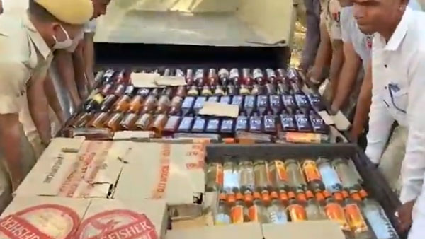 ಗುಪ್ತವಾಗಿ ಸಾಗುತ್ತಿದ್ದ ಅಕ್ರಮ ಮದ್ಯ ಪತ್ತೆ ಹಚ್ಚಿದ ಪೊಲೀಸರು
