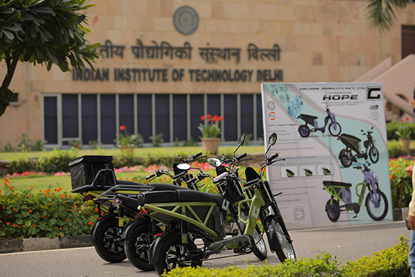 ಪ್ರತಿ ಕಿ.ಮೀಗೆ 20 ಪೈಸೆ ರನ್ನಿಂಗ್ ಕಾಸ್ಟ್ ಹೊಂದಿರುವ ವಿನೂತನ ಎಲೆಕ್ಟ್ರಿಕ್ ಸ್ಕೂಟರ್ ಬಿಡುಗಡೆ