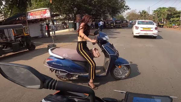 ಬೈಕ್ ಸವಾರನಿಗೆ ಮಧ್ಯದ ಬೆರಳು ತೋರಿಸಿ ಸಂಕಷ್ಟಕ್ಕೆ ಸಿಲುಕಿದ ಯುವತಿ