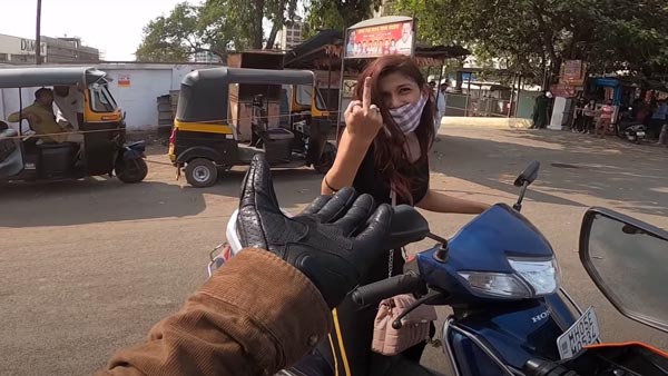 ಬೈಕ್ ಸವಾರನಿಗೆ ಮಧ್ಯದ ಬೆರಳು ತೋರಿಸಿ ಸಂಕಷ್ಟಕ್ಕೆ ಸಿಲುಕಿದ ಯುವತಿ