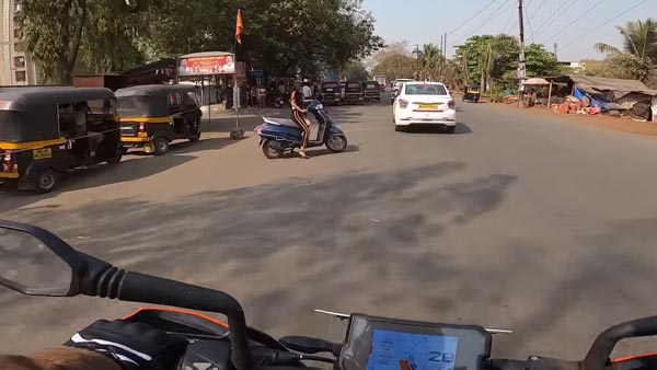 ಬೈಕ್ ಸವಾರನಿಗೆ ಮಧ್ಯದ ಬೆರಳು ತೋರಿಸಿ ಸಂಕಷ್ಟಕ್ಕೆ ಸಿಲುಕಿದ ಯುವತಿ