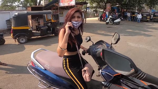 ಬೈಕ್ ಸವಾರನಿಗೆ ಮಧ್ಯದ ಬೆರಳು ತೋರಿಸಿ ಸಂಕಷ್ಟಕ್ಕೆ ಸಿಲುಕಿದ ಯುವತಿ