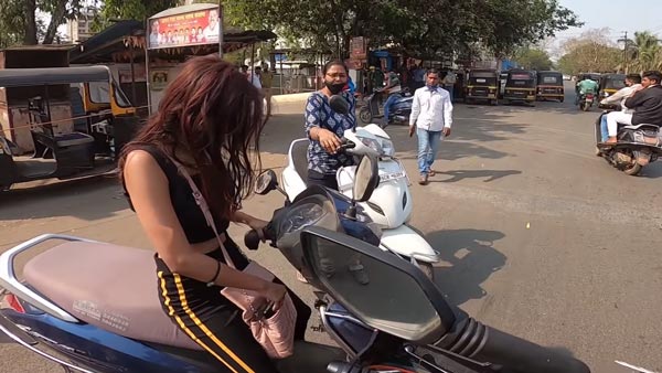 ಬೈಕ್ ಸವಾರನಿಗೆ ಮಧ್ಯದ ಬೆರಳು ತೋರಿಸಿ ಸಂಕಷ್ಟಕ್ಕೆ ಸಿಲುಕಿದ ಯುವತಿ