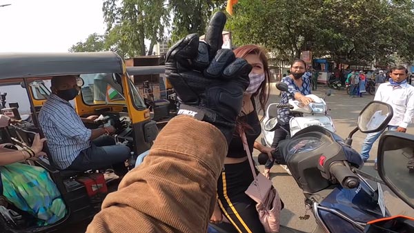 ಬೈಕ್ ಸವಾರನಿಗೆ ಮಧ್ಯದ ಬೆರಳು ತೋರಿಸಿ ಸಂಕಷ್ಟಕ್ಕೆ ಸಿಲುಕಿದ ಯುವತಿ