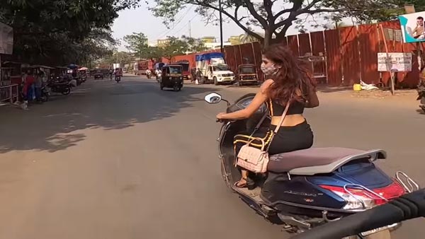 ಬೈಕ್ ಸವಾರನಿಗೆ ಮಧ್ಯದ ಬೆರಳು ತೋರಿಸಿ ಸಂಕಷ್ಟಕ್ಕೆ ಸಿಲುಕಿದ ಯುವತಿ