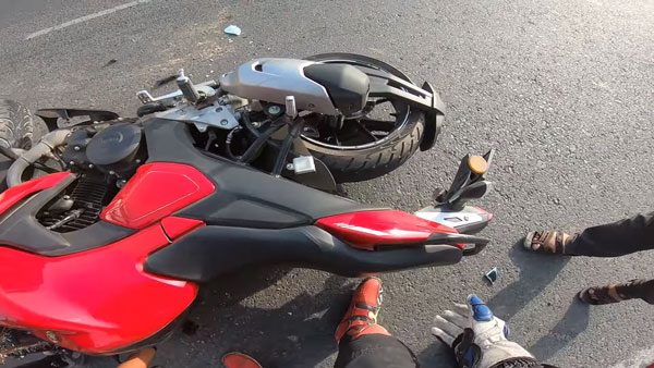 ಹೆಲ್ಮೆಟ್'ನಿಂದ ಪ್ರಾಣ ಉಳಿಸಿಕೊಂಡ ಬೈಕ್ ಸವಾರ