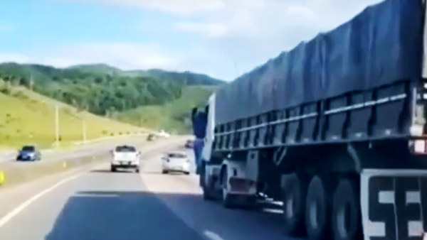 ಲಾರಿ ಕಿಟಿಕಿ ಹಿಡಿದು 40 ಕಿ.ಮೀ ಸಾಗಿದ ಬೈಕ್ ಸವಾರ