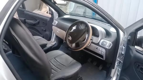 ಮಾಡಿಫೈಗೊಂಡ ಮಿಂಚುತ್ತಿರುವ ಎರಡು ಡೋರಿನ ಟಾಟಾ ಇಂಡಿಕಾ ಕಾರು