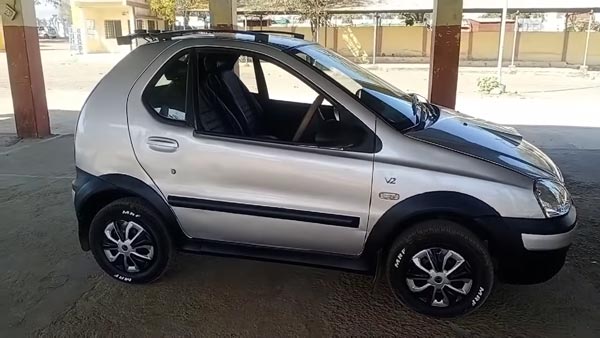 ಮಾಡಿಫೈಗೊಂಡ ಮಿಂಚುತ್ತಿರುವ ಎರಡು ಡೋರಿನ ಟಾಟಾ ಇಂಡಿಕಾ ಕಾರು