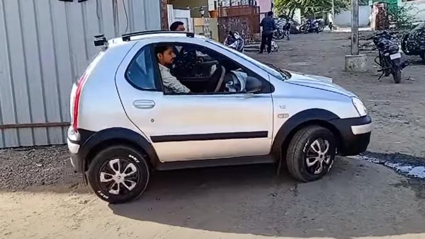 ಮಾಡಿಫೈಗೊಂಡ ಮಿಂಚುತ್ತಿರುವ ಎರಡು ಡೋರಿನ ಟಾಟಾ ಇಂಡಿಕಾ ಕಾರು