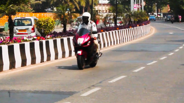 ದುಬಾರಿ ಬೆಲೆಯ ಸೂಪರ್ ಬೈಕ್ ಚಾಲನೆ ಮಾಡಿದ ಸಂಚಾರಿ ಪೊಲೀಸ್
