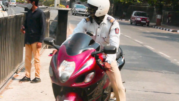 ದುಬಾರಿ ಬೆಲೆಯ ಸೂಪರ್ ಬೈಕ್ ಚಾಲನೆ ಮಾಡಿದ ಸಂಚಾರಿ ಪೊಲೀಸ್