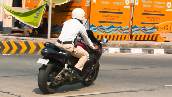 ದುಬಾರಿ ಬೆಲೆಯ ಸೂಪರ್ ಬೈಕ್ ಚಾಲನೆ ಮಾಡಿದ ಸಂಚಾರಿ ಪೊಲೀಸ್