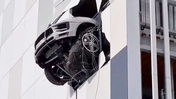 ಪಾರ್ಕಿಂಗ್ ವೇಳೆ ಸಂಭವಿಸಿದ ಅವಘಡ, ಕಟ್ಟಡದ ಗಾಜು ತೂರಿ ಹೊರ ಬಂದ ಐಷಾರಾಮಿ ಕಾರು