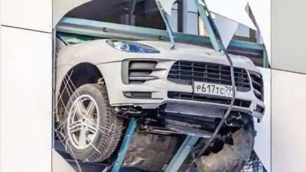 ಪಾರ್ಕಿಂಗ್ ವೇಳೆ ಸಂಭವಿಸಿದ ಅವಘಡ, ಕಟ್ಟಡದ ಗಾಜು ತೂರಿ ಹೊರ ಬಂದ ಐಷಾರಾಮಿ ಕಾರು