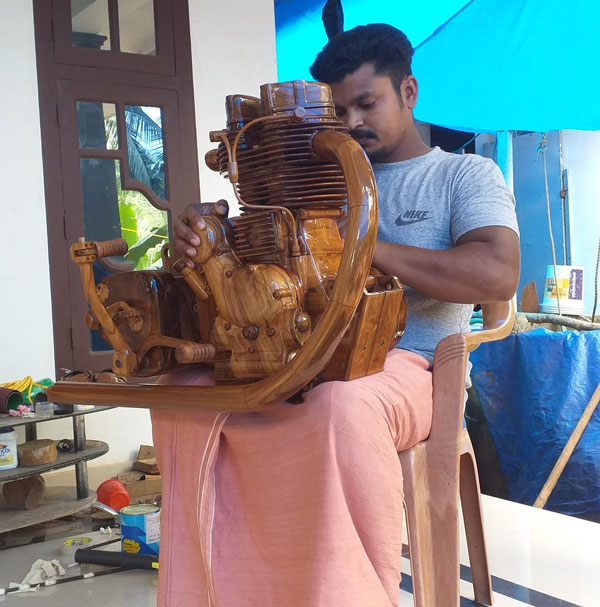 ಟೀಕ್ ಸೇರಿದಂತೆ ಹಲವು ಮರಗಳಿಂದ ತಯಾರಾಯ್ತು ರಾಯಲ್ ಎನ್‌ಫೀಲ್ಡ್ ಬುಲೆಟ್ ಬೈಕ್