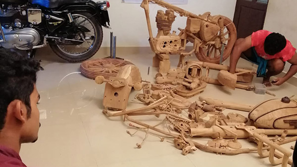 ಟೀಕ್ ಸೇರಿದಂತೆ ಹಲವು ಮರಗಳಿಂದ ತಯಾರಾಯ್ತು ರಾಯಲ್ ಎನ್‌ಫೀಲ್ಡ್ ಬುಲೆಟ್ ಬೈಕ್