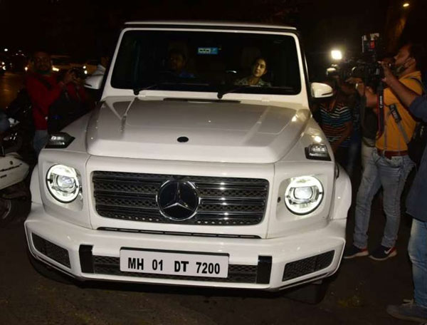 ಐಷಾರಾಮಿ ಮರ್ಸಿಡಿಸ್ ಜಿ-ವ್ಯಾಗನ್ ಎಸ್‍ಯುವಿಯಲ್ಲಿ ಕಾಣಿಸಿಕೊಂಡ ಬಾಲಿವುಡ್ ಬೆಡಗಿ