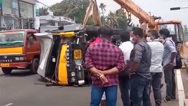 ಸಮಯಪ್ರಜ್ಞೆಯಿಂದ ಪ್ರಾಣ ಉಳಿಸಿಕೊಂಡ ಸ್ಕೂಟರ್ ಸವಾರ